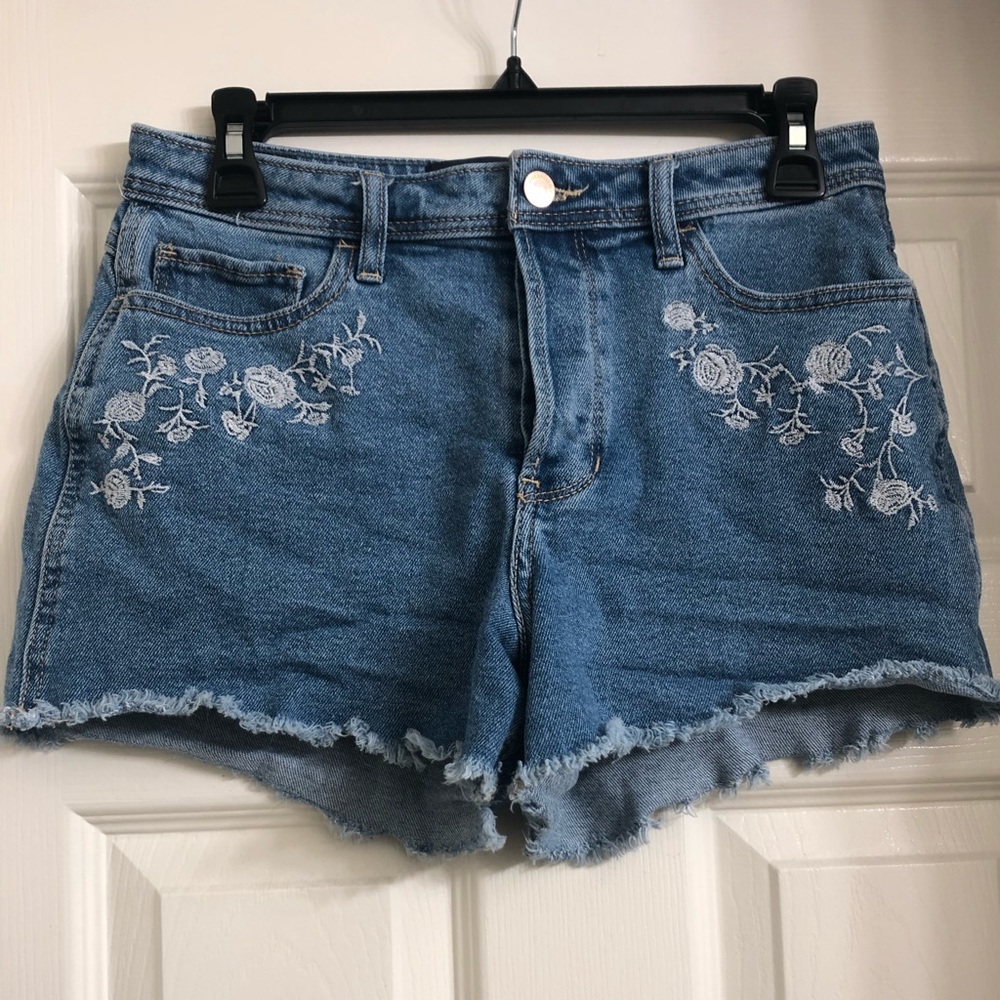 High rise boyfriend short with vintage stretch.